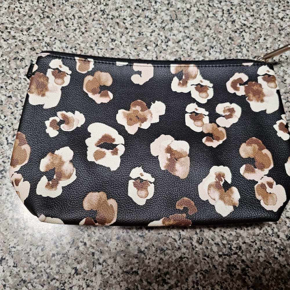 Thirty one tapered pouch